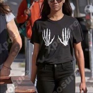 zoe karssen skull hands tee